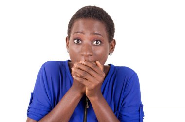 Genç kadın bir şey onu dudağından ellerini koyarak görmek için sürpriz.