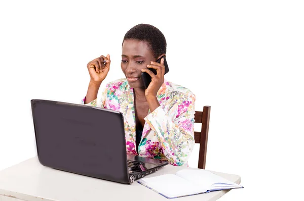 Joven Mujer Negocios Feliz Trabajando Ordenador Portátil Llamando Por Teléfono —  Fotos de Stock