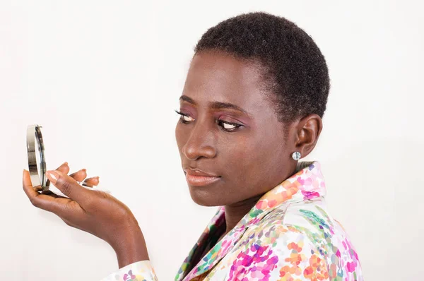 Junge Afrikanerin Blickt Den Kleinen Spiegel Die Schönheit Ihres Make — Stockfoto