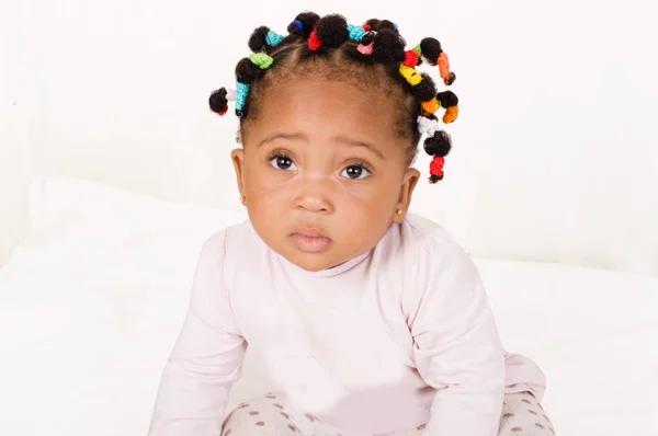 Retrato Uma Menina Inocente Colocando Câmera Fundo Branco — Fotografia de Stock