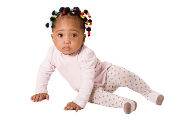 Oturma ve beyaz bir arka plan üzerinde kameraya bakıyor güzel bebek portresi