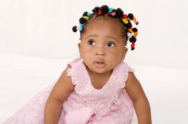 Retrato Bebê Bonito Menina Olhando Para Algo Isolado Fundo Branco — Fotografia de Stock