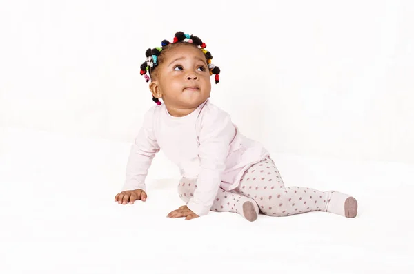 Retrato Bebê Agradável Olhando Para Cima Isolado Fundo Branco — Fotografia de Stock