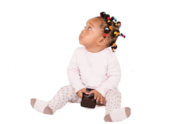 Bebê Bonito Sentado Olhando Para Lados Brincando Com Telefone Celular — Fotografia de Stock