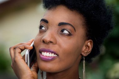 İletişimde gülümseyen güzel genç kadın portresi yakın çekim