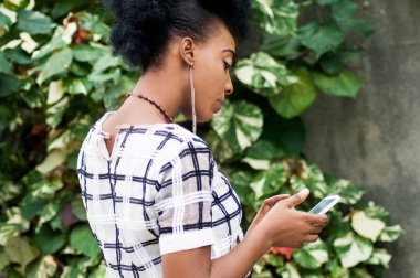 ayakta dışında ve iletileri yapım genç işkadını portresi