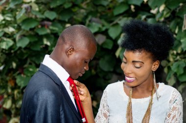 Gülümseyen genç kadın kime o gözlemler arkadaşı kravat düzenler