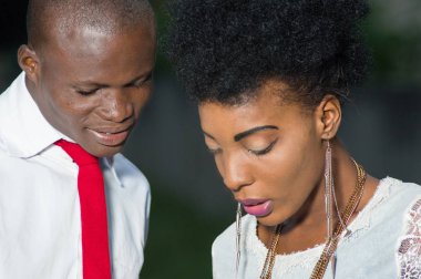 Genç çift onlar görünüyor birlikte bir şey iyi baktılar.