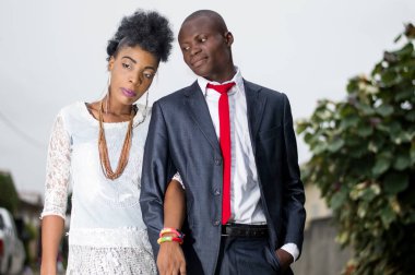 Mahallede iki kol kollarında sevgi içinde yürür.