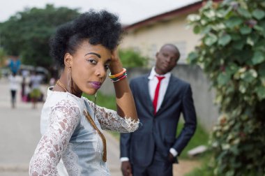 Genç kadın arka ve sokakta onu adam tarafından hayran kaldı