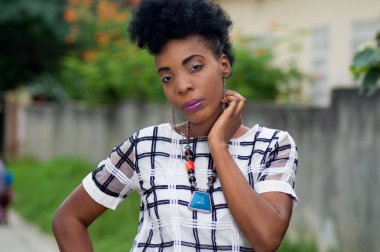 Açık havada boynundaki el ile poz güzel genç kadın