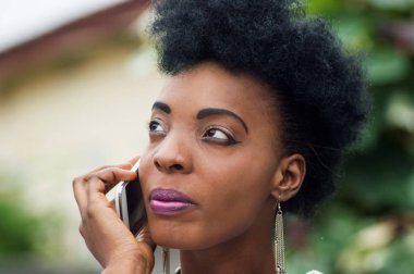 Genç bir kadının yakın çekim onun iletişim üzerinde duruldu