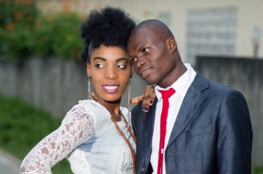 Kucaklayan ve sokağın ortasında duran mutlu genç çift portresi