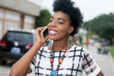 Sokakta güzel bir gülümseme ile iletişimde çok Afrikalı kadın portresi