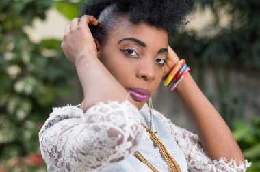 Oldukça Afrikalı kadın dışında poz closeup