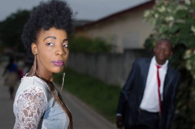 Genç kadın arka ve sokakta onu adam tarafından hayran kaldı