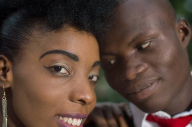 Yakın çekim yüz kafalı aşık genç çiftin birbirlerine karşı sıkışmış.