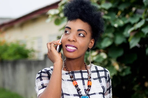 jonge zakenvrouw glimlachen op de telefoon.