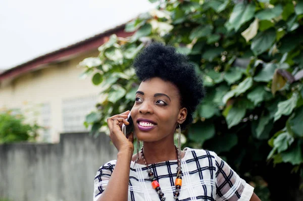 Portrait Young Woman Standing Communicating Beautiful Smile — Stock Photo, Image