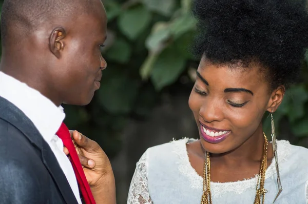 Gülümseyen genç kadın kime o gözlemler arkadaşı kravat düzenler