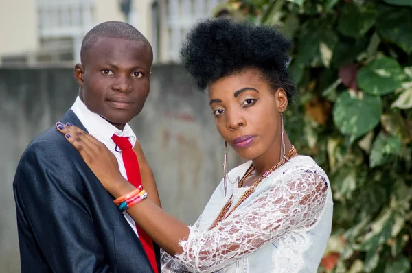 Kameraya dışarıda sevgi dolu ayakta ve çekici çift