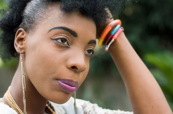 Güzel Afrikalı kadın yüz closeup.