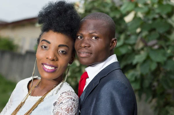 Mutlu çift kucaklayan portre