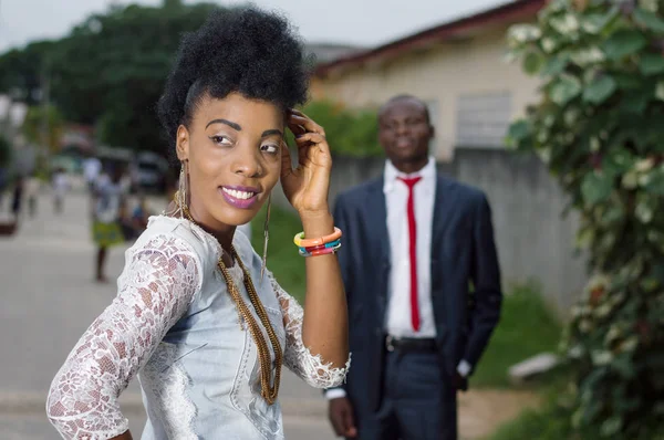 Genç kadın arka ve sokakta onu adam tarafından hayran kaldı