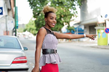 Güzel kadın tarafından yol kenarında duran, bir araba bir işareti ile durdurma