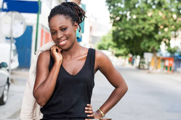 Young Woman Smiling Standing Her Jacket Her Shoulder Looks Camera — Stock Photo, Image