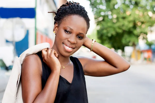 Schöne Afrikanische Frau Lächelt Stehend Hand Über Kopf Die Kamera — Stockfoto