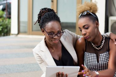 iş kadınları açık tartışma tablet bilgisayarlar ile gülümseyen