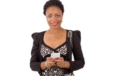 Bir cep telefonu işleme gülümseyen genç kadın portresi.