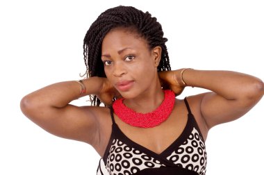 Boynunu her ikisi ile tutan güzel Afrikalı kadın portresi eller ve beyaz arka plan üzerinde izole