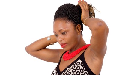 Saç saçlarını arkadan kapma tarafından düzenlenmesi güzel bir kadın portresi.