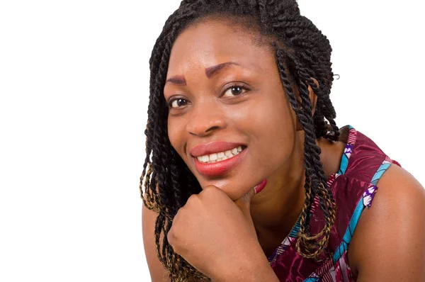 Manton altında yumruk ile gülümseyen güzel kadın closeup.