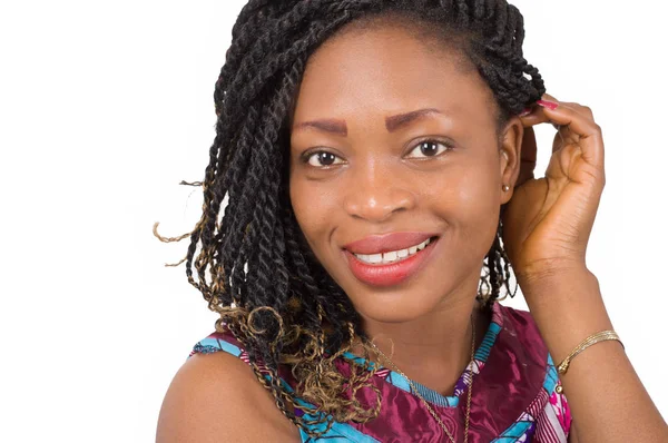 Beyaz arka plan üzerinde izole kadın yüzü gülen, portre.