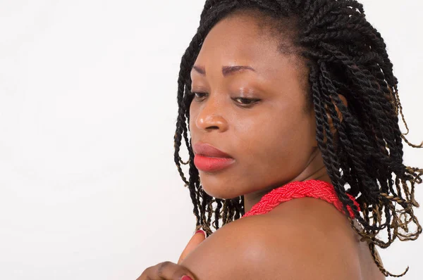 Nahaufnahme Einer Schönen Afrikanischen Frau Die Über Ihre Schulter Schaut — Stockfoto