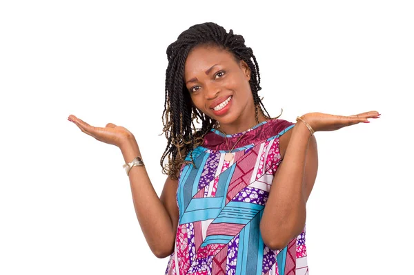 Onun iki açık avuç içi ile gülümseyen güzel genç kadın portresi.