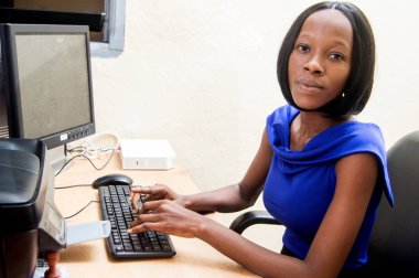 Genç Sekreteri kamera izlerken bir metin yazma.