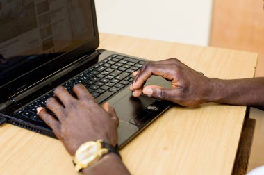 İki el bir tablo üzerinde bir dizüstü bilgisayar klavye yazarak closeup.