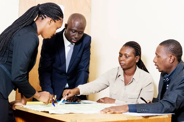 Yeni ofislerine sitenin dikkate almak için bir ofiste toplantı iş arkadaşları.