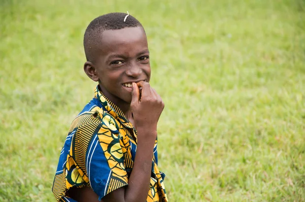 Anekro コートジボワール 2015 アフリカの子どもたち笑顔とカメラを横になっています この子の笑顔で歯に指明らかに撮影されている彼の喜び — ストック写真