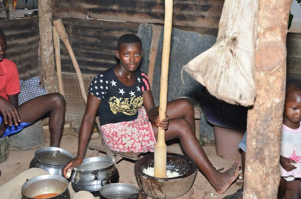 Anekro Elfenbenskusten Den Augusti 2015 Flicka Bultande Maten Föredras Många — Stockfoto