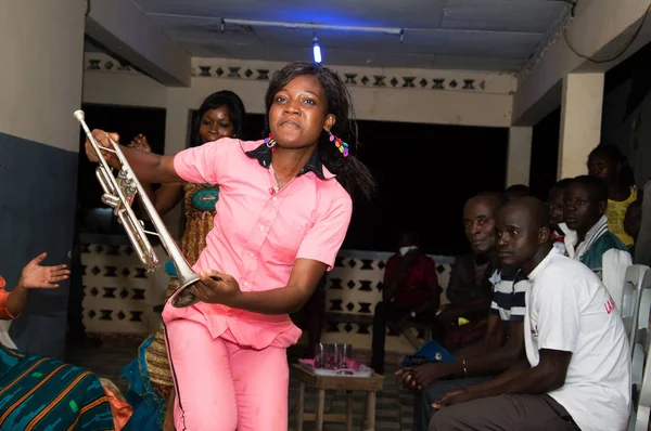 Anekro Elfenbenskusten Den Augusti 2015 Ung Saxofon Hand Utför Danser — Stockfoto