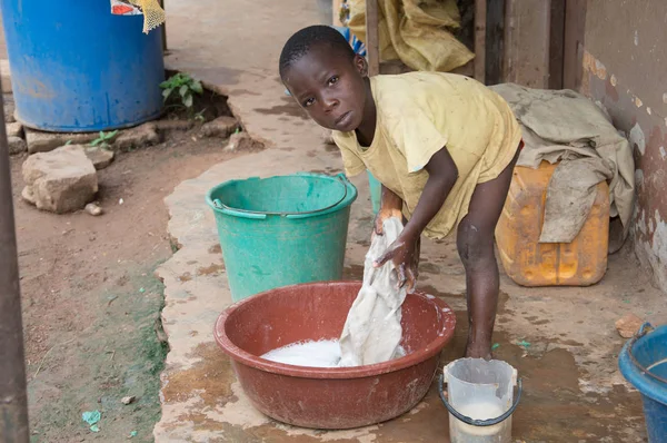 Anekro Ivory Coast August 2015 Child Doing Laundry Court Child — Stock Photo, Image