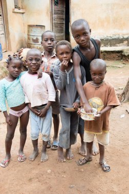 Anekro, Fildişi Sahili - 20 Ağustos 2015: Afrikalı çocuk evlerinin önünde toplanan birlikte bir resim çekmek mutluyuz