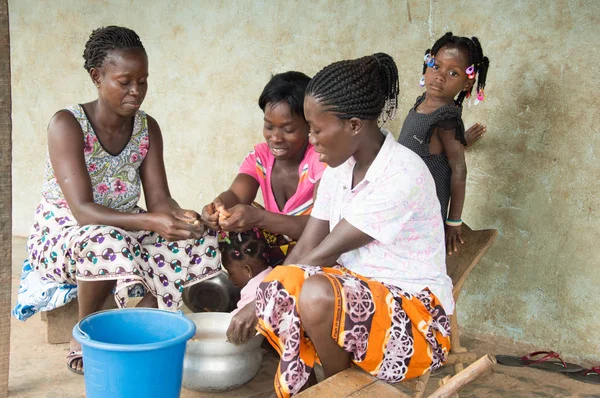 Anekro Ivory Coast August 2015 Three Young Women Break Peanut — Stock Photo, Image