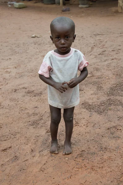 Anekro Elfenbenskusten Den Augusti 2015 Oskyldiga Afrikanska Barn Barfota Stående — Stockfoto