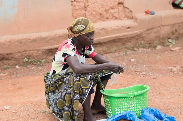 Abidjan Elfenbeinküste Februar 2017 Afrikanerin Sitzt Auf Einem Schemel Den — Stockfoto